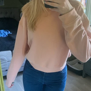 Rosa swetshirt - Säljer denna fina rosa swetshirt. Väldigt skön och fin 💗💗