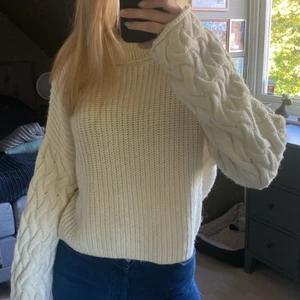 Vit stickad  - Super fin stickad vit tröja. Från NA-KD. Den sitter super fint och är jättefin! Pris kan diskuteras! 