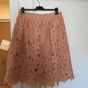 Kjol med tyll  - En fin kjol som har tyll under översta lagret. Går ner till knäna på mig (är 169cm) fint skick, endast använd ett fåtal gånger. 