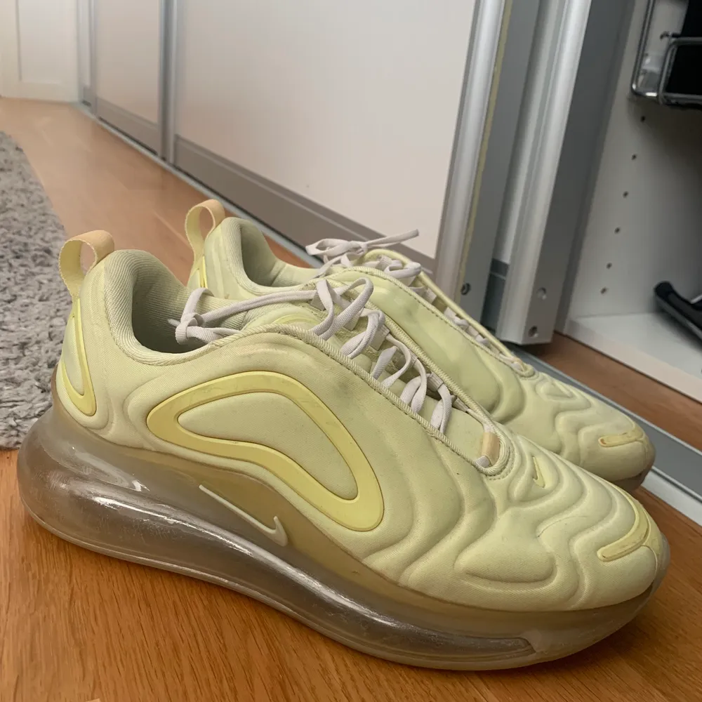 Snygga 720 air max skor. Använts några gånger. Säljer för att jag inte har på mig dom längre . Kengät.