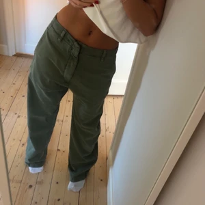 Lågmidjade jeans  - Säljer dessa superfina gröna/gråa lågmidjade jeans ifrån zara som jag köpte i somras! Inte kommit till användning då dom är lite för långa på mig som är 160cm! Är i väldigt bra skick, skriv för mer bilder eller om du är intresserad💕💕 (dom 2 sista bilderna är lånade) 