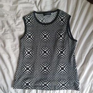 Tiger of Sweden linne - Super gulligt linne med geometriskt tryck från tiger of Sweden. Använd någon enstaka gång men den har inga ytliga defekter, har blivit tvättad och det ända täcknet på användning kommer just från det<3