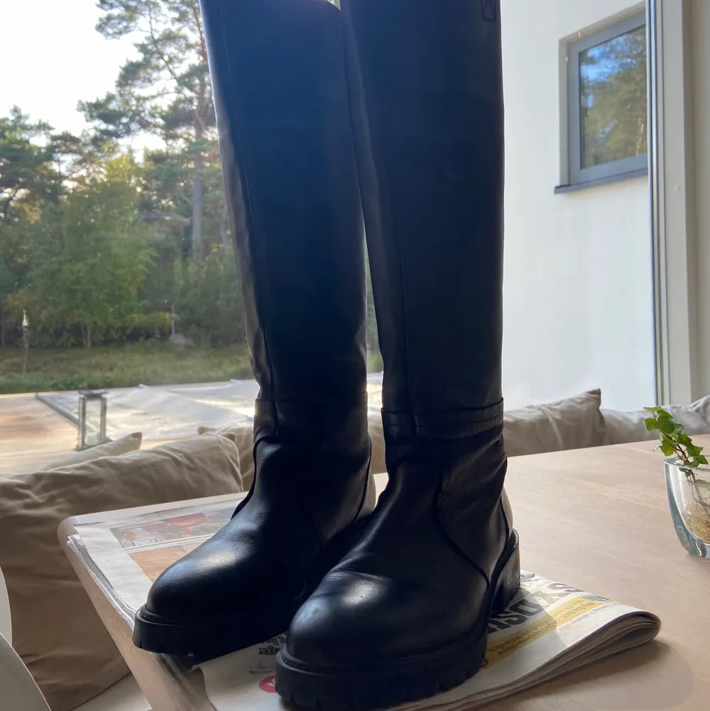 Sjukt snygga höga boots i st: 38!! Säljer då de är lite för små för mig tyvärr… frakt: 66kr💕. Skor.