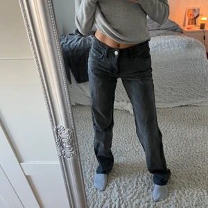 Zara jeans - Säljer dessa lågmidjade jeans från Zara som är slutsålda💕de  är något ljusare än på bilden! 