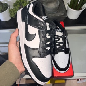 Nike Dunk Low ”Retro White Black”🐼 - Nike Dunk Low ”Retro White Black”🐼  Storlek: -40.5 -42.5 