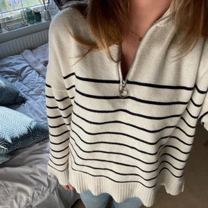 Zara tröja  - Säljer denna tröja ifrån zara som inte finns kvar i deras sortiment. Har tröttnat på den och den används inte längre. Har använts ett antal gånger men absolut inget stort slitage. Vid stort intresse startar jag en budgivning🤩.