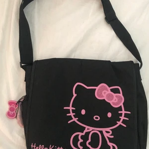 Hello kitty - En hello Kitty väska köpt på second hand, aldrig använt den. Den har en sidoficka som man ser på andra bilden.