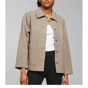 Weekday  - Säljer min fina weekday jacka som har en jätte fin beige/sand färg💖💖finns ej kvar på hemsidan eller butik då det är förra årets, använd få tal gånger så i bra skick!!❤️‍🔥köpt för 700kr , frakt tillkommer på 60kr, bild nummer 2 är min🌸