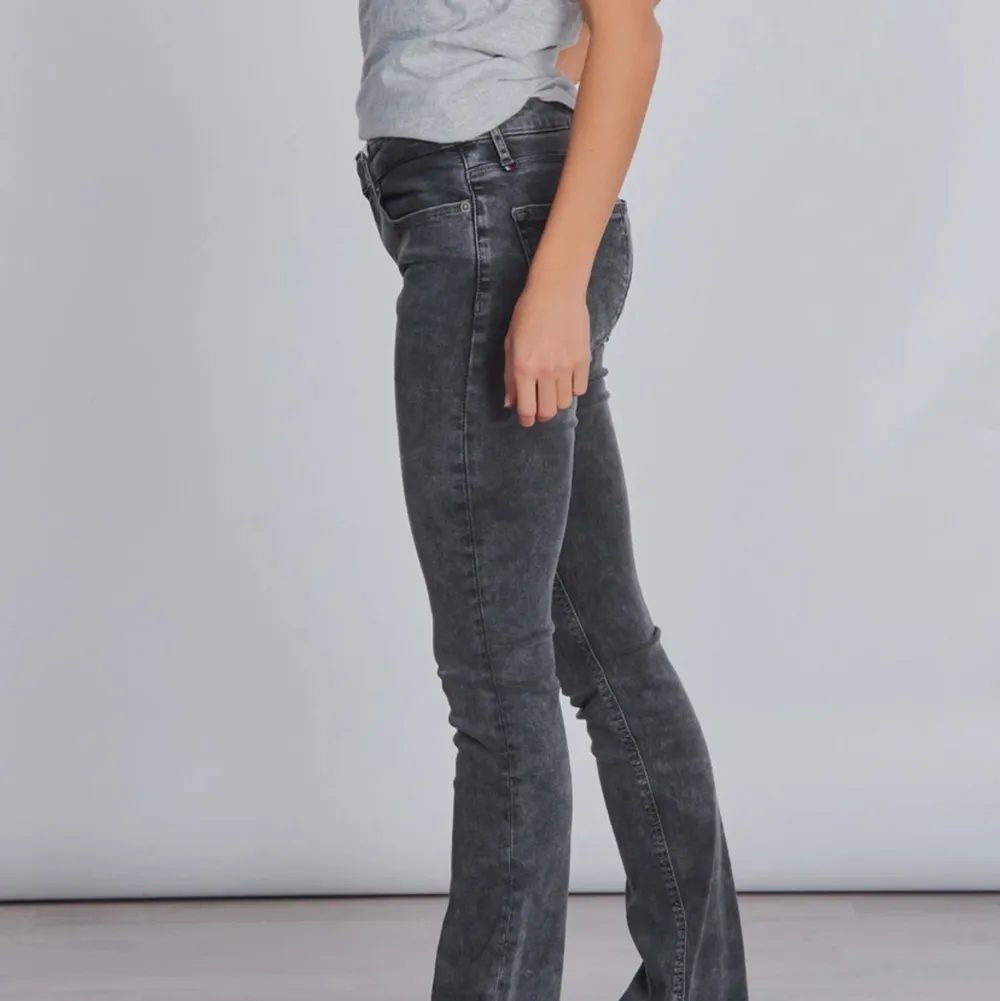 Jättefina jeans från Tommy hilfiger i storlek 152, säljer jeansen pga av att jag har flera liknande jeans❤️ frakt ingår. Jeans & Byxor.