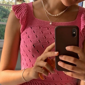 Rosa topp  - Handstickad topp☺️💗 Älskar verkligen denna topp men den sitter tyvärr något litet runt armarna på mig (bär normalt storlek S), den är i storlek XS✨ 