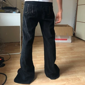 Flare byxor - Supersnygga unisex flare Manchester byxor från Run & Fly. Nästan helt oanvända och i toppenskick.