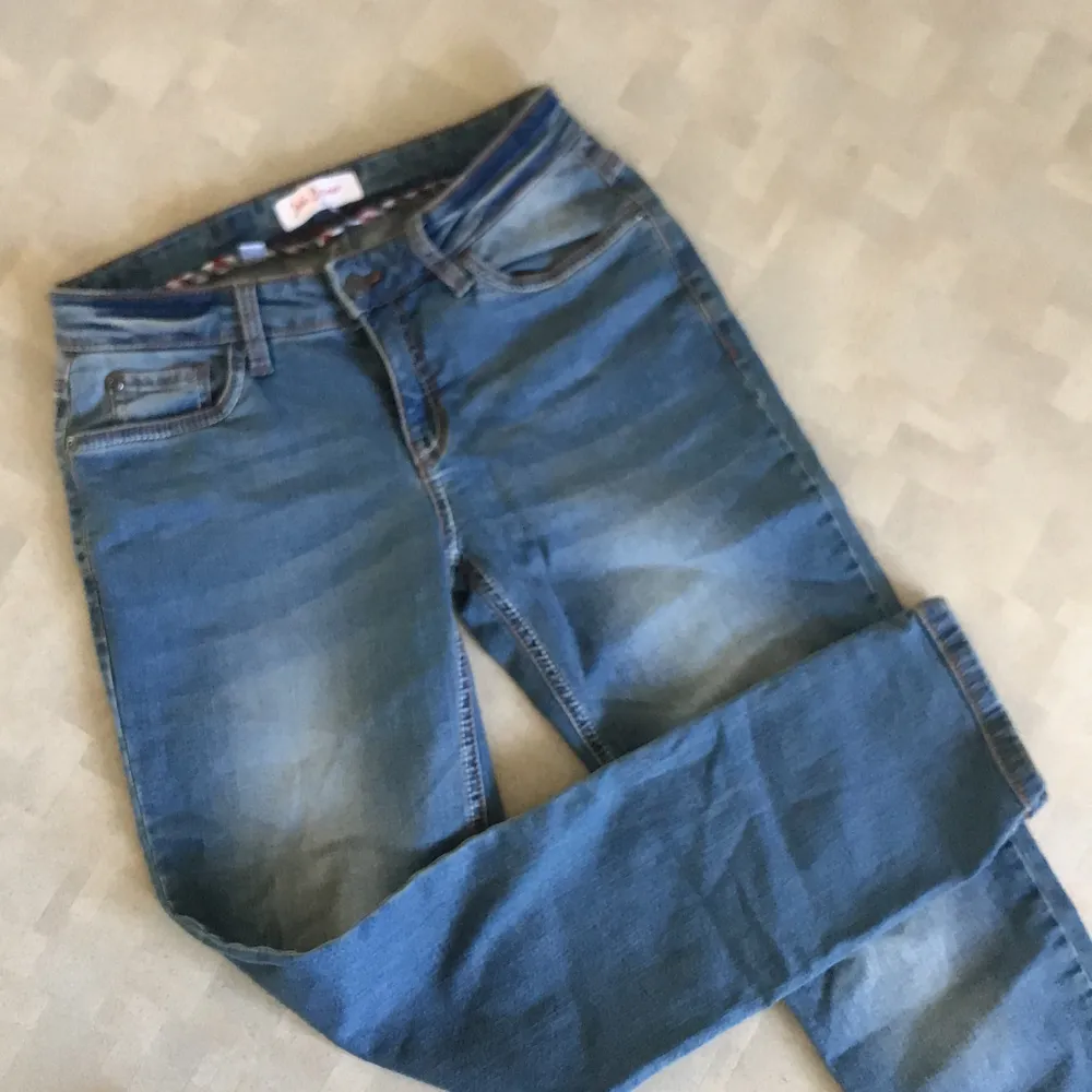 Skitsnygga ljusa lågmidjade jeans ifrån John Baner!!💗💗💗🌟 raka i benen och i storlek 36🥰 säljer pga att jag har för många jeans😄. Jeans & Byxor.