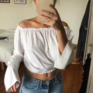 Vit topp - Supersöt topp som var mitt favorit plagg en gång i tiden. Säljer nu pga inte min stil längre. Den är superskön och snygg! Storleken är xs/s men jag skulle säga att den skulle passa lika bra på en som har M!