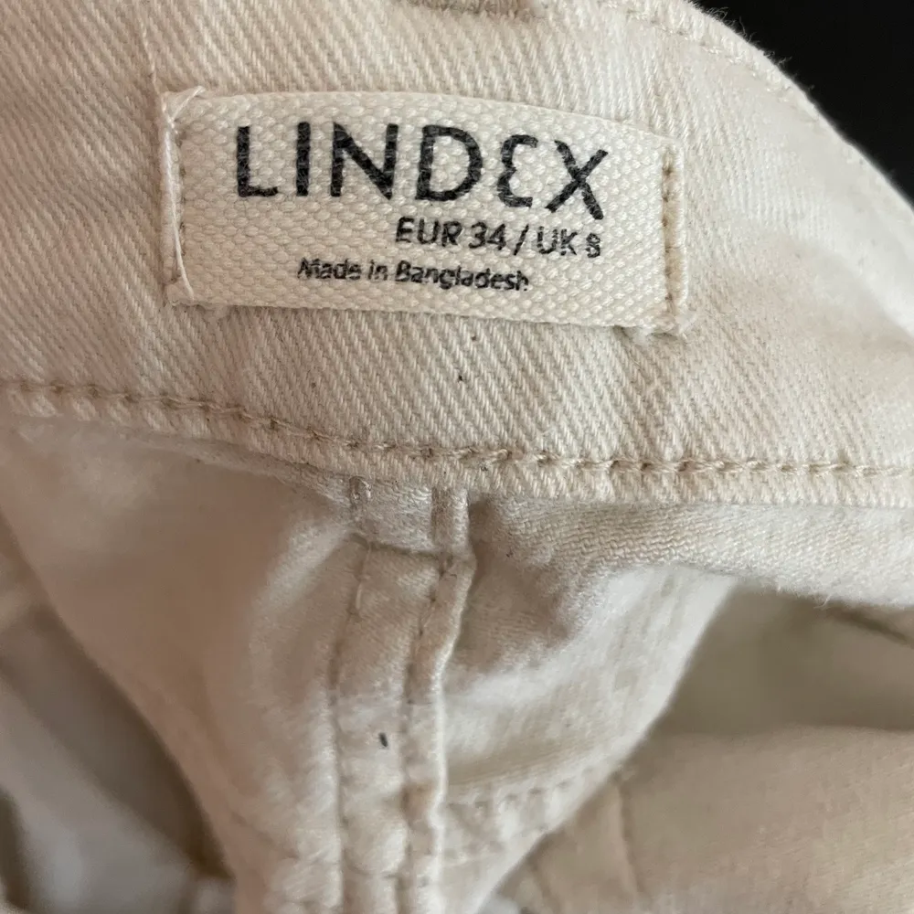 beige-vita tighta högmidjade byxor. har använt dem några få gånger, säljer för att de är för små.. Jeans & Byxor.