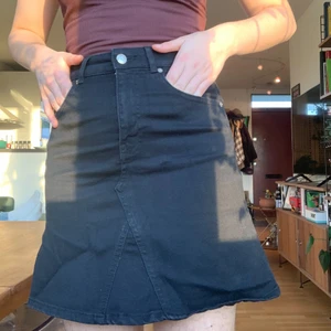 Svart kjol - En svart kjol från Gina i storlek 36. Frakt ingår!