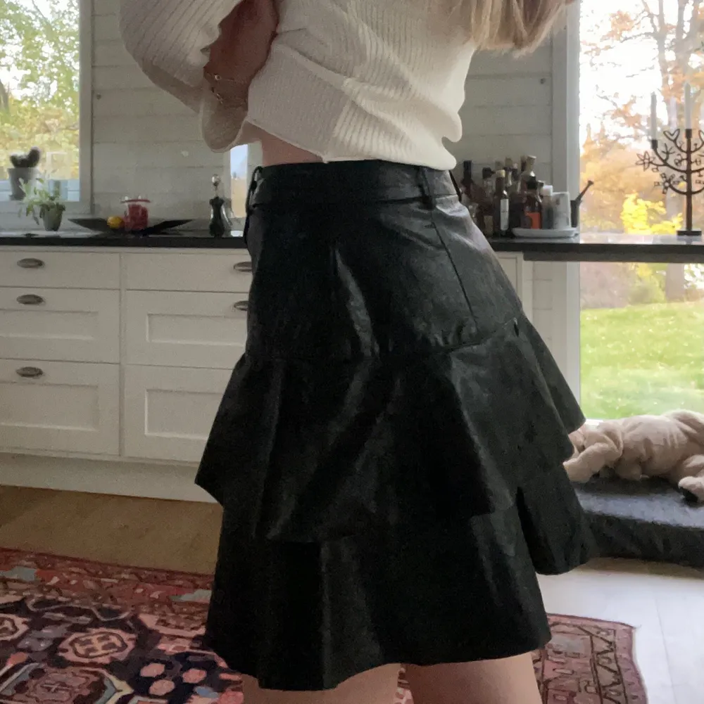 En kjol i skinnimitation från zara! Mycket bra skick och trendig nu till hösten😍 Storlek M men passar S och M🙌💓. Kjolar.