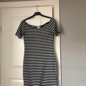 Randig klänning - Jättefin randig klänning från H&M i storlek XS! 🖤