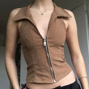 Burn halterneck topp  - Skitsnygg brun halternecktopp med dragkedja i suede-imitation! Stretchigt tyg men passar nog bäst XS-S. Mkt bra skick, knappt använd 