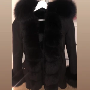 Fatima parka  - Säljer min fina varma jacka! Lägger ut igen pga oseriös köpare och sänker priset. Denna jackan är i 100% äkta päls och den har även avtagbar päls. Jackan passar storlek S och M! För intresse hör av er ( endast seriösa ) 😊
