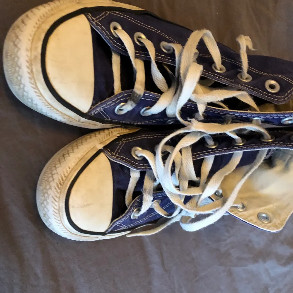Säljer mina fina converse mörkblåa pågrund av att dom är för stora. Ganska använda men inget är sönder på dom. . Skor.