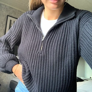 Tröja - Stickad zipup tröja, aldrig använd😍