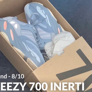 Yeezy 700 - inertia, US 7.5 - Yeezy 700, cond 8/10 - använda 2-3 ggr, syns endast på sulan men kan enkelt rengöras till nyskick. Strl 40,5, passar som 39,5/40. Nypris - ca $600 på StockX. Bud från 1700kr 