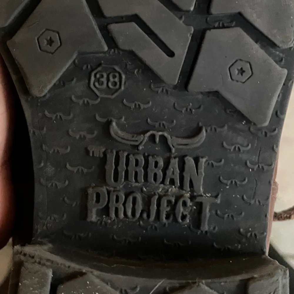 Stövlar i brunt läder från Urban Project. Knappt använda strlk 38 Orig. pris 2000 kr. Skor.