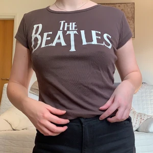 Brun Babytee - Säljer denna snygga t-shirt i storlek M! Väldigt stretchig och fin!❤️