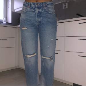 jättesnygga ZARA jeans i strlk 38, om man är strlk 36 så ser det ut som på bilderna. nästintill perfekt skick då den bara samlat damm i min garderob. passar till en y2k look.