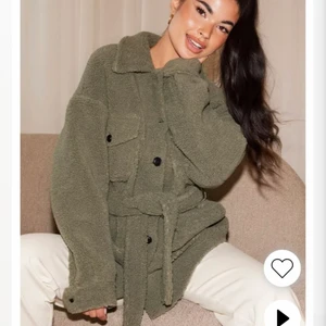 NY Teddy jacka - Säljer en helt ny Teddy jacka från Nelly med PRISLAPP PÅ. Ordinarie pris 700. För fler bilder så hör gärna av er! 🤎  Passar 34/36 FRAKT INGÅR