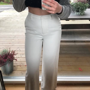 Vita kostymbyxor - Säljer dessa vita kostymbyxor från nakd. Köptes för cirka 2 år sedan så de finns inte kvar på hemsidan. Inte använt så jättemycket🤍 Väldigt sköna och snygga!! Säljer för 200kr + frakt🤍💋