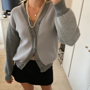 Intressekoll - INTRESSEKOLL!!! Kofta från comme des garcons shirt i storlek S, ljusblå och olika nyanser av grå på ärmarna! Köpt för runt 2000kr