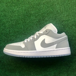 Jordan 1 Low ’Wolf Grey’ - Storlek 37.5. Helt nya. 2000 + eventuell frakt