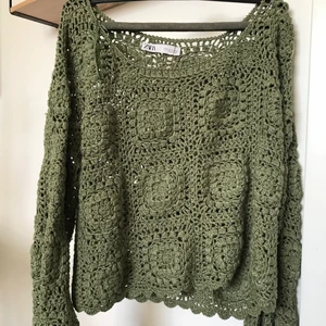 Virkad tröja  - En virkad tröja i superfin grön färg! Står att storleken är s men skulle säga att den är ganska oversized 