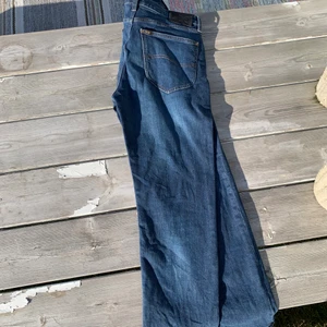 Lee Jeans (32/32)  - Skitsnygga lee jeans som tyvär inte kommit till användning. Använt Max 3 gånger vid korta tillfällen. Väldigt fräscha och känns som ett par nya. Nypris runt 800 kr. Köparen står för frakt.