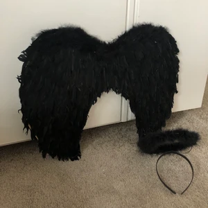 Halloween ängla vingar & gloria - Svarta ängla vingar och gloria🖤 Perfekt till att ha på halloween. Använda 1 gång💖 Köpare står för frakt
