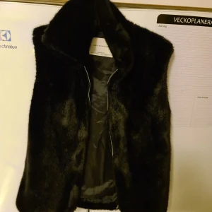 Väst i fuskpäls  - Jättefin väst i svart fuskpäls i från Zara