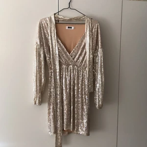 Dennis Maglic klänning - Oanvänd jätte fin DM klänning i guld, helt oanvänd! 