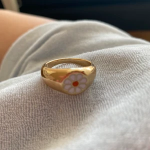 Flower ring - Den är nytt och aldrig använt pga att den är stor för mig. Storlek var M ( om jag skulle gissa jag skulle säga att den är typ storlek 7) 
