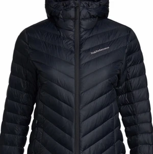 Peak performance jacka  - Säljer en svart Peak performance jacka i storlek M. Använd förtal gånger så den är i fint skick. 900kr