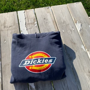 Dickies hoodie  (M) - Mörkblå dickies hooodie i storlek medium. Använd ett fåtal gånger, i princip nyskick.  Säljer pågrund av att den inte kommit till användning. Nypris ca 600 kr. Köparen står för frakt. 