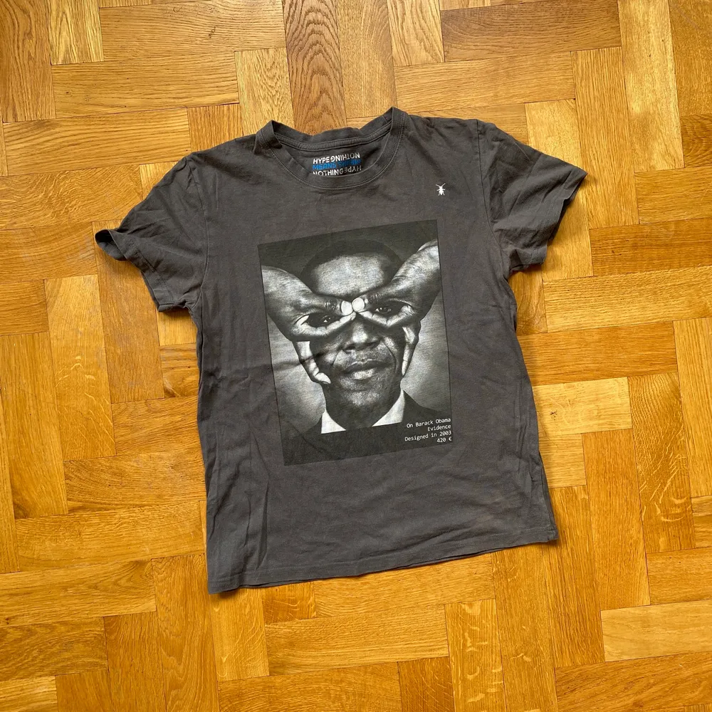 Säljer denna välanvända t-shirt med Obama på. Köpt i Thailand i storlek S. . T-shirts.