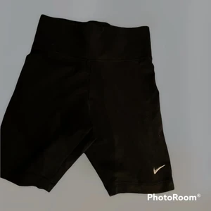 Nike bikershorts - Äkta Nike cykelbyxor. Storlek XS, använda endast 1 gång. Nypris 399kr inköpt på JD sports. 