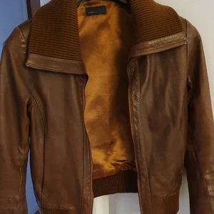 Snygg skinnjacka 😍 - Snygg skinnjacka med innerfickor och guldig insida. Storlek 36.