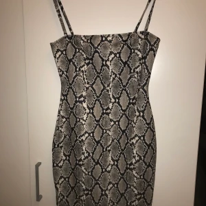 Snakeprint klänning  - Jättefin klänning från NLY men används aldrig. Köpt för några år sedan. Minns ej ord pris. Lite figursydd, tajt men jättebekväm