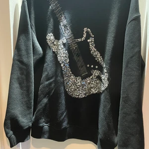 Gitarr tröja - Jätte fin sweatshirt från &other stories, köpt här på Plick men säljer pga att den aldrig kommer till användning💕 köparen står för frakt💕