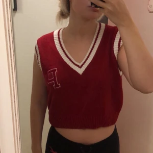 röd stickad väst - säljer denna röda stickade västen som endast är använd en gång, den är köpt på pull and bear, köparen står för frakten 💕