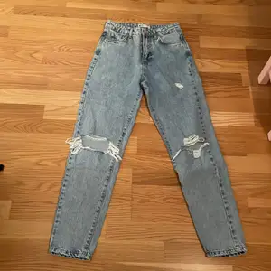 Säljer nu dessa supersnygga jeans från Gina. Köpte dem för ett tag sen men dem kom aldrig till användning och är därför inte slitna. Tänker att jag säljer dessa för 250kr.köparen står för frakten 