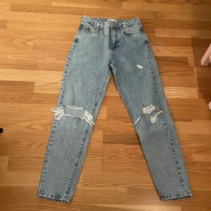 Gina jeans - Säljer nu dessa supersnygga jeans från Gina. Köpte dem för ett tag sen men dem kom aldrig till användning och är därför inte slitna. Tänker att jag säljer dessa för 250kr.köparen står för frakten 