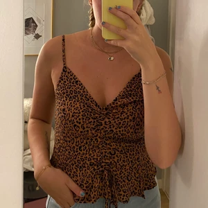 Linne  - Ett fint leopard linne, man kan reglera hur högt man vill ha tröjan med hjälp av snöret. Använt få gånger. 